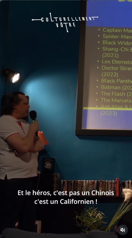 Intervenant en conférence-débat sur les comics à l'écran, sous-titres incrustés