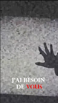 Ombre d'une main sur un mur, sous-titre « J'ai besoin de vous » façon VHS