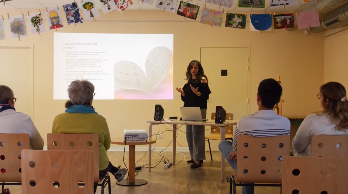 Cécile Desbrun en conférence sur Taylor Swift et les couleurs, devant le public